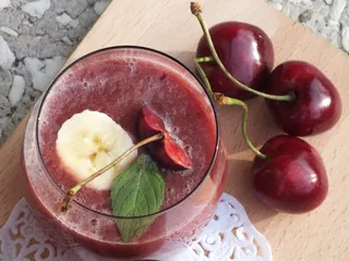 Bananowe smoothie z arbuzem i czereśnią - 1