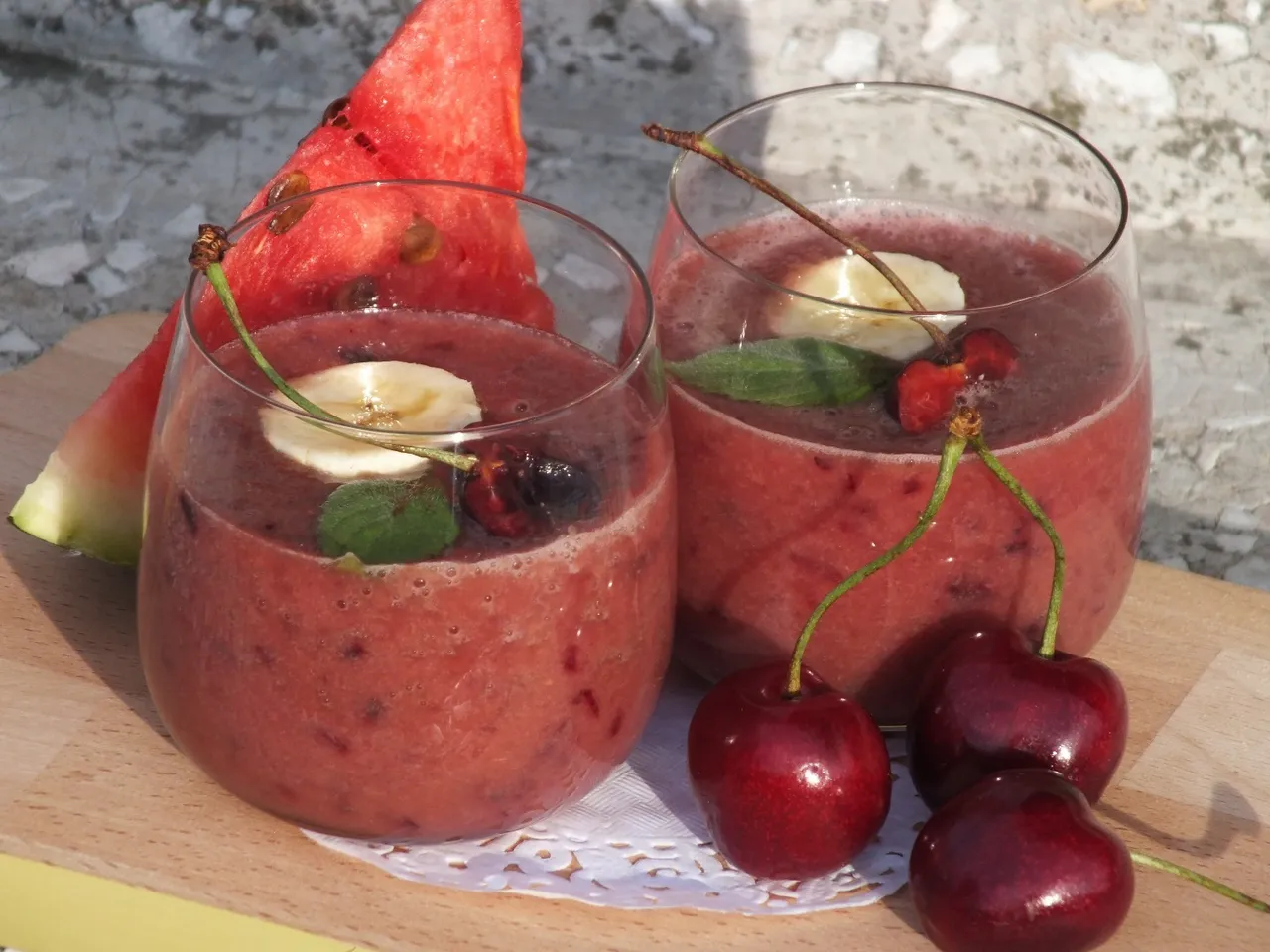 Bananowe smoothie z arbuzem i czereśnią