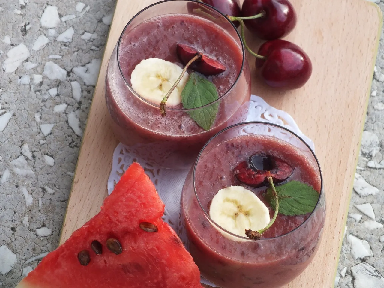 Bananowe smoothie z arbuzem i czereśnią
