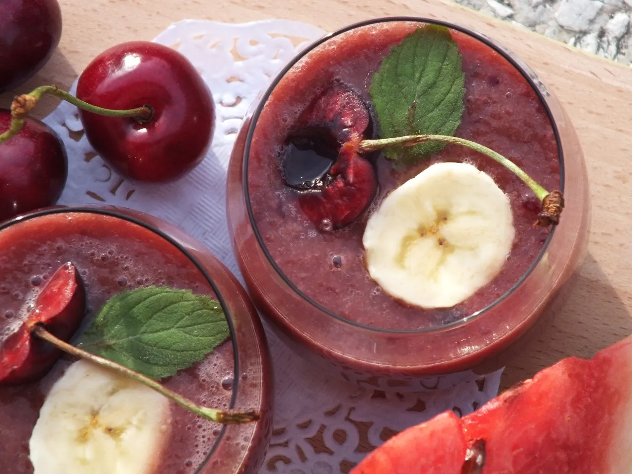 Bananowe smoothie z arbuzem i czereśnią