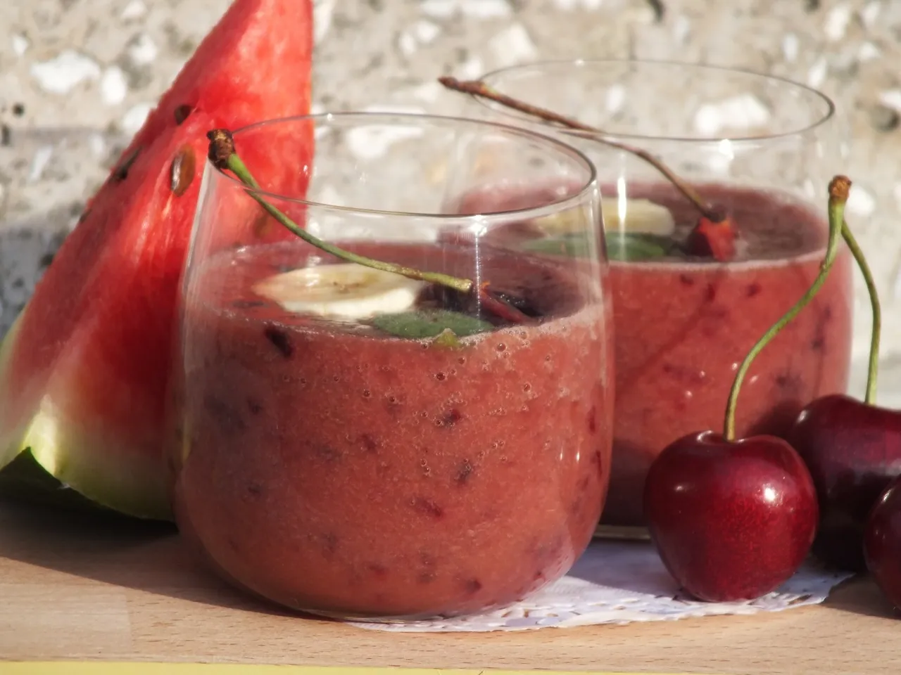 Bananowe smoothie z arbuzem i czereśnią