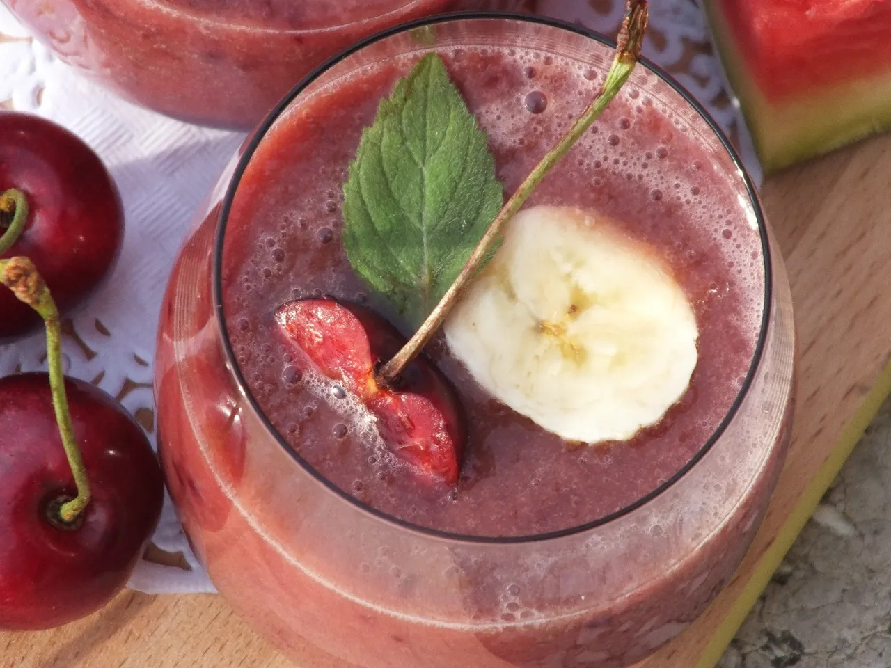 Bananowe smoothie z arbuzem i czereśnią