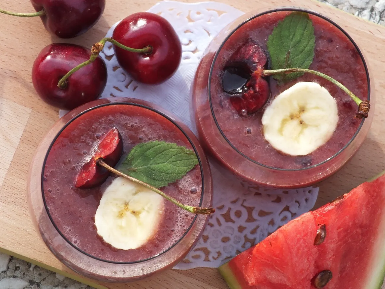 Bananowe smoothie z arbuzem i czereśnią