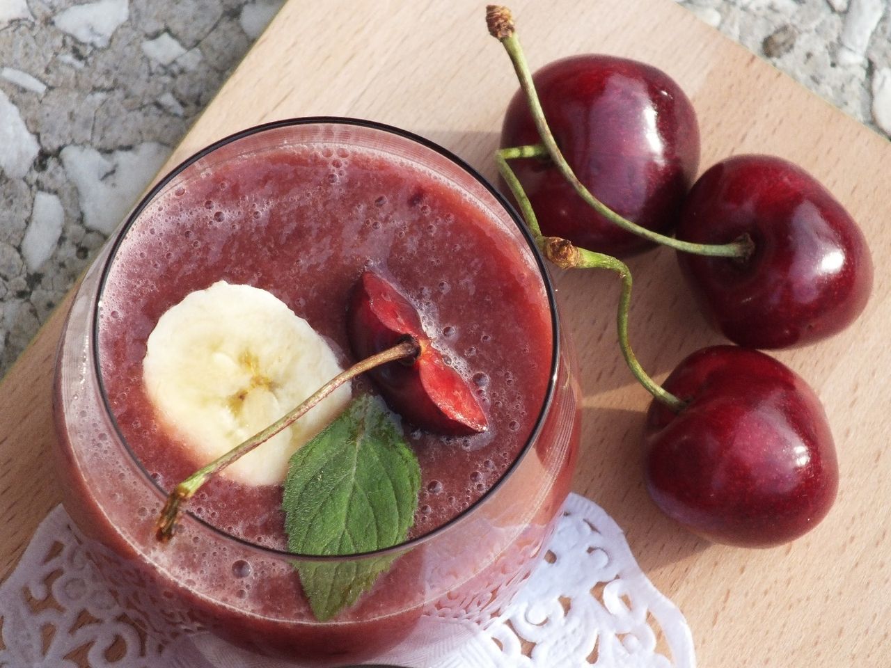 Bananowe smoothie z arbuzem i czereśnią