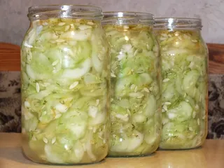 Prosta i aromatyczna sałatka z ogórków - 1