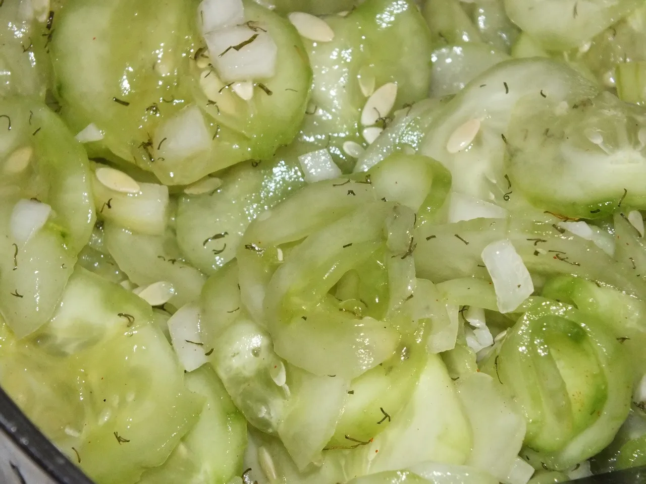 Prosta i aromatyczna sałatka z ogórków