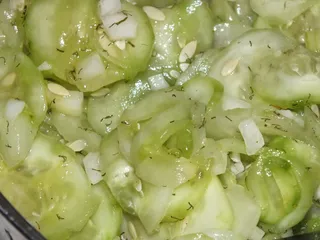 Prosta i aromatyczna sałatka z ogórków - 12