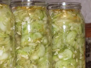 Prosta i aromatyczna sałatka z ogórków - 13