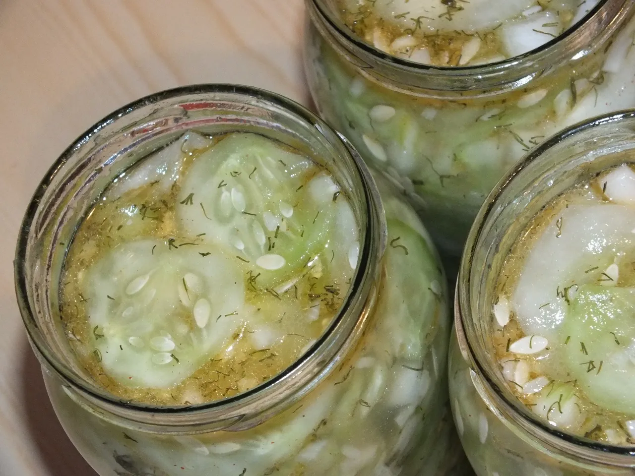 Prosta i aromatyczna sałatka z ogórków