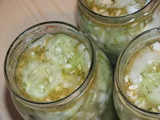 Prosta i aromatyczna sałatka z ogórków - 14