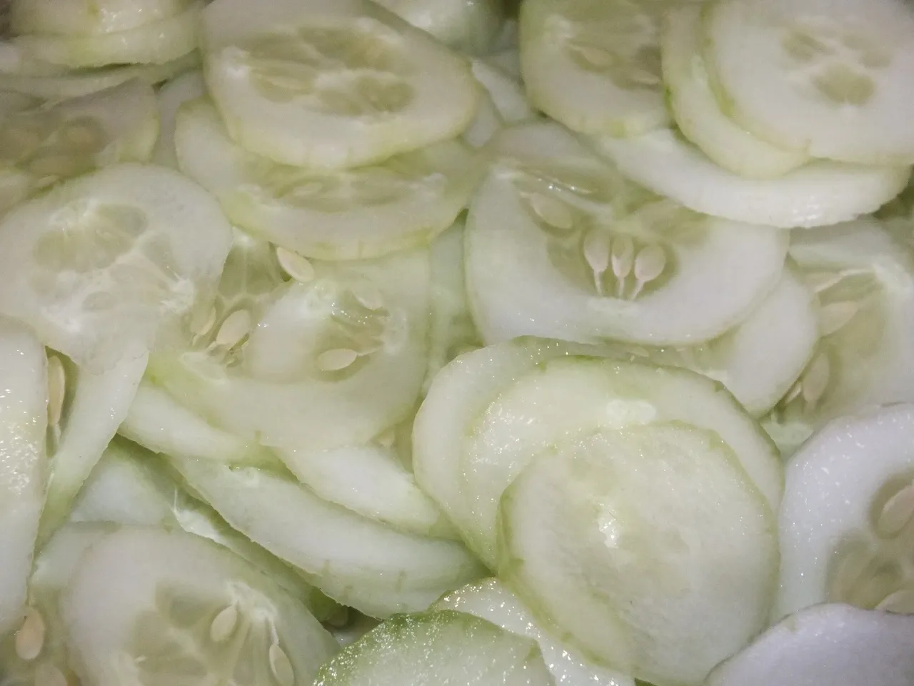 Prosta i aromatyczna sałatka z ogórków