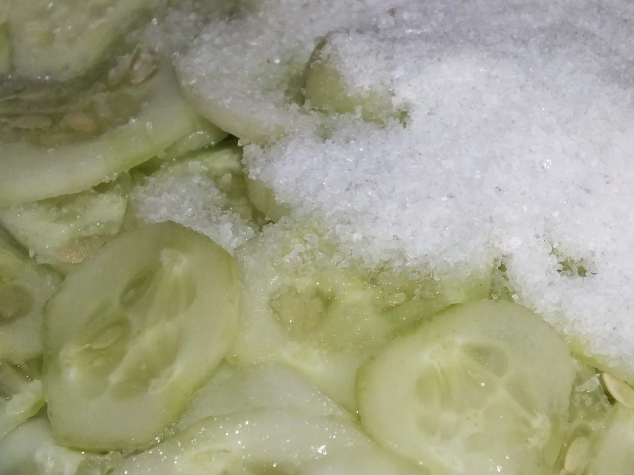 Prosta i aromatyczna sałatka z ogórków