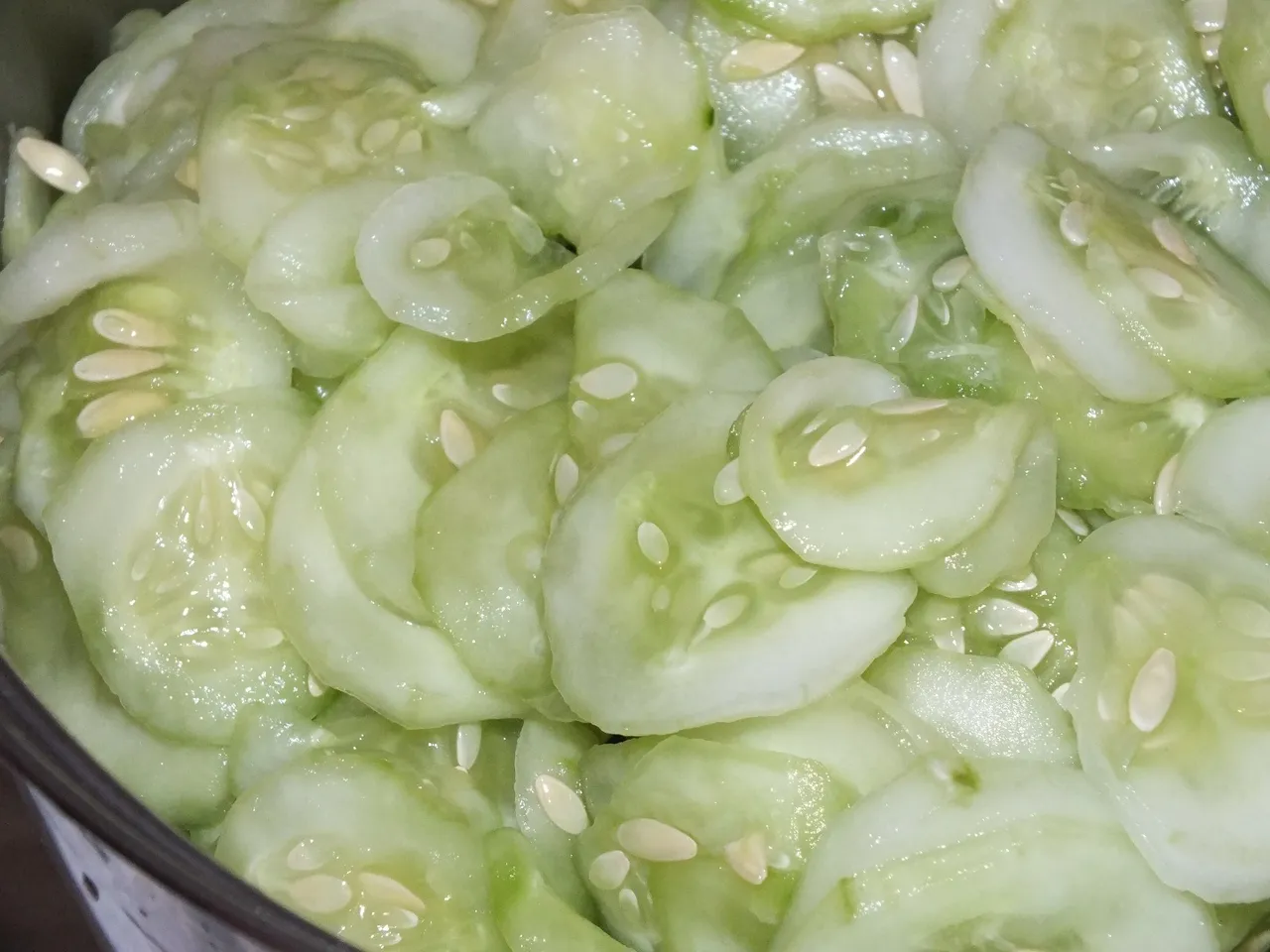 Prosta i aromatyczna sałatka z ogórków