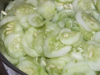 Prosta i aromatyczna sałatka z ogórków - 7