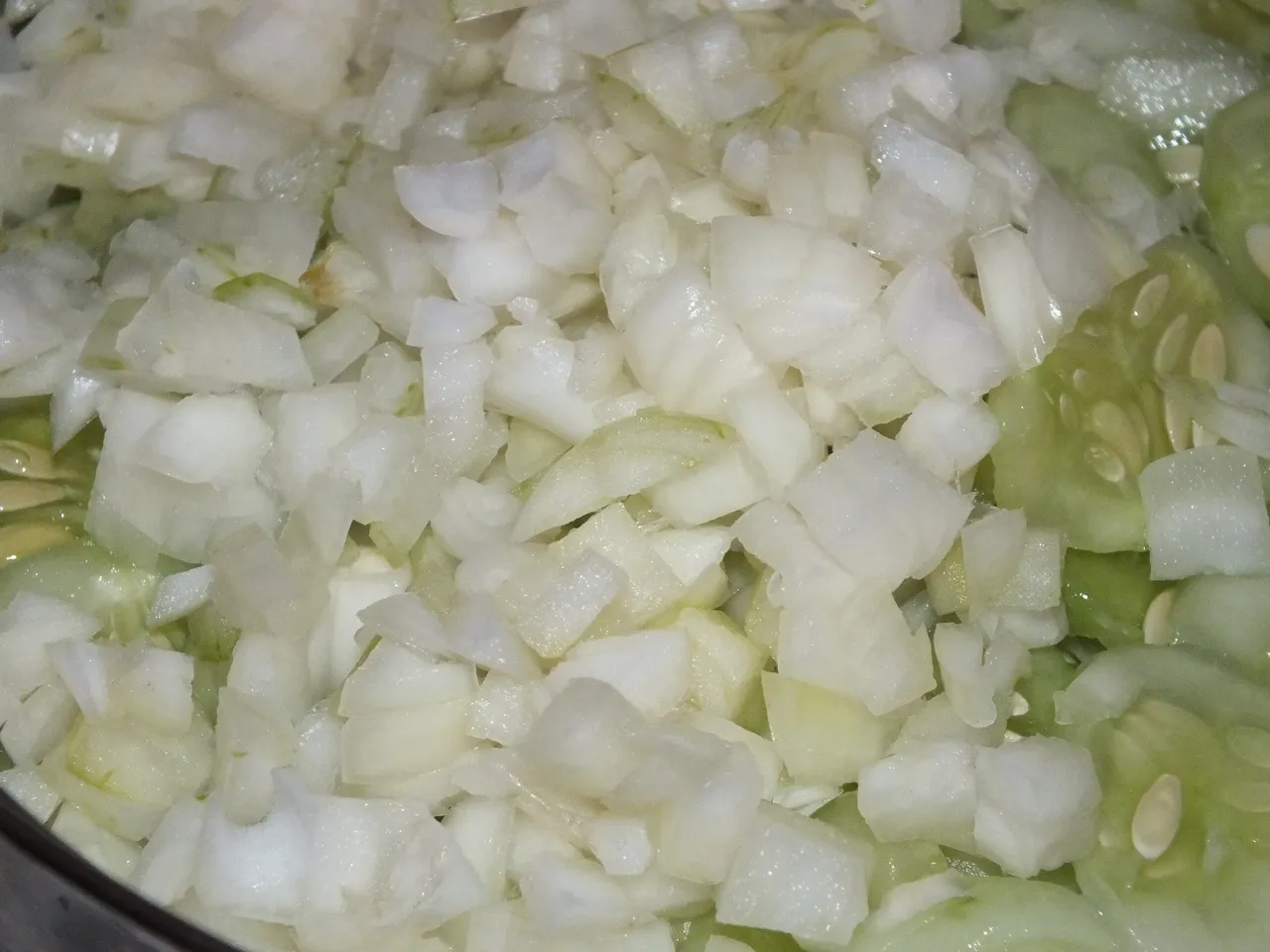 Prosta i aromatyczna sałatka z ogórków