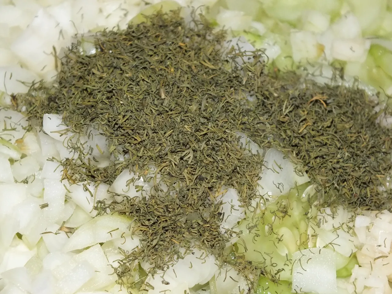 Prosta i aromatyczna sałatka z ogórków