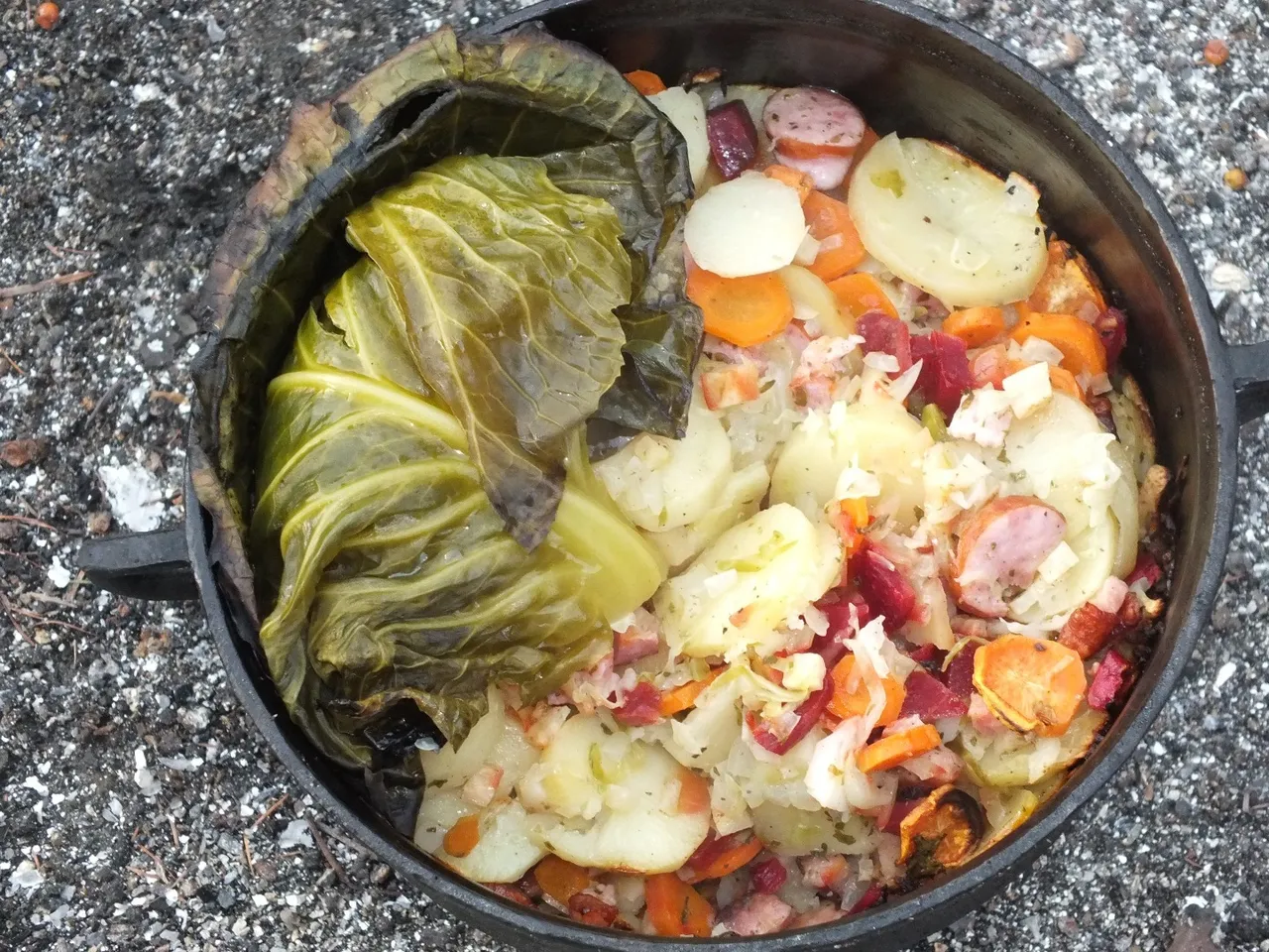 Pieczonki w kociołku na ognisku