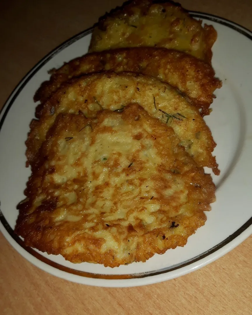 Delikatne w smaku placki z cukinii i koperku