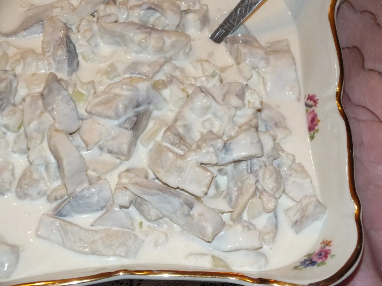 Czosnkowe śledzie w śmietanie