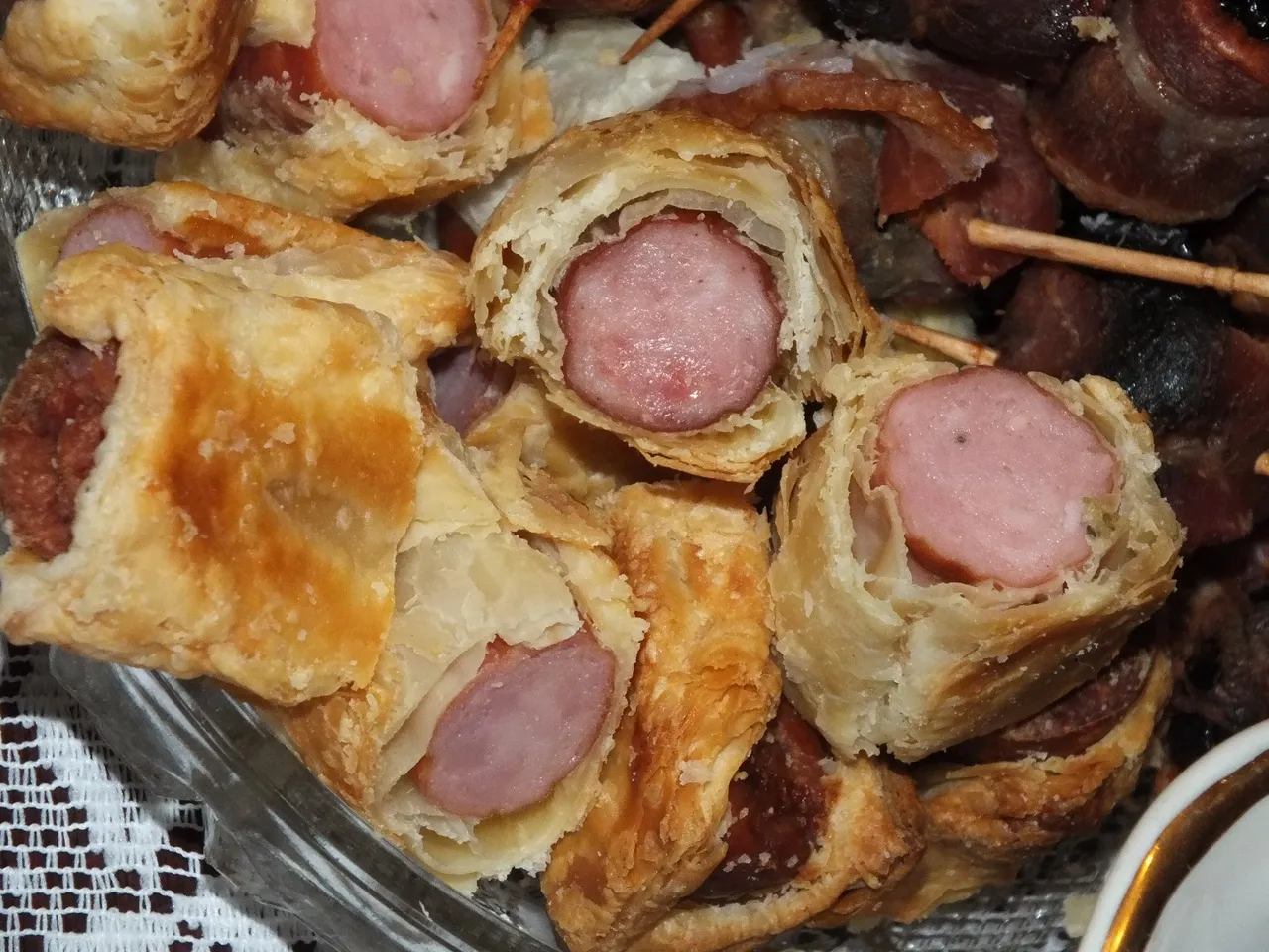 Kabanosy w cieście francuskim
