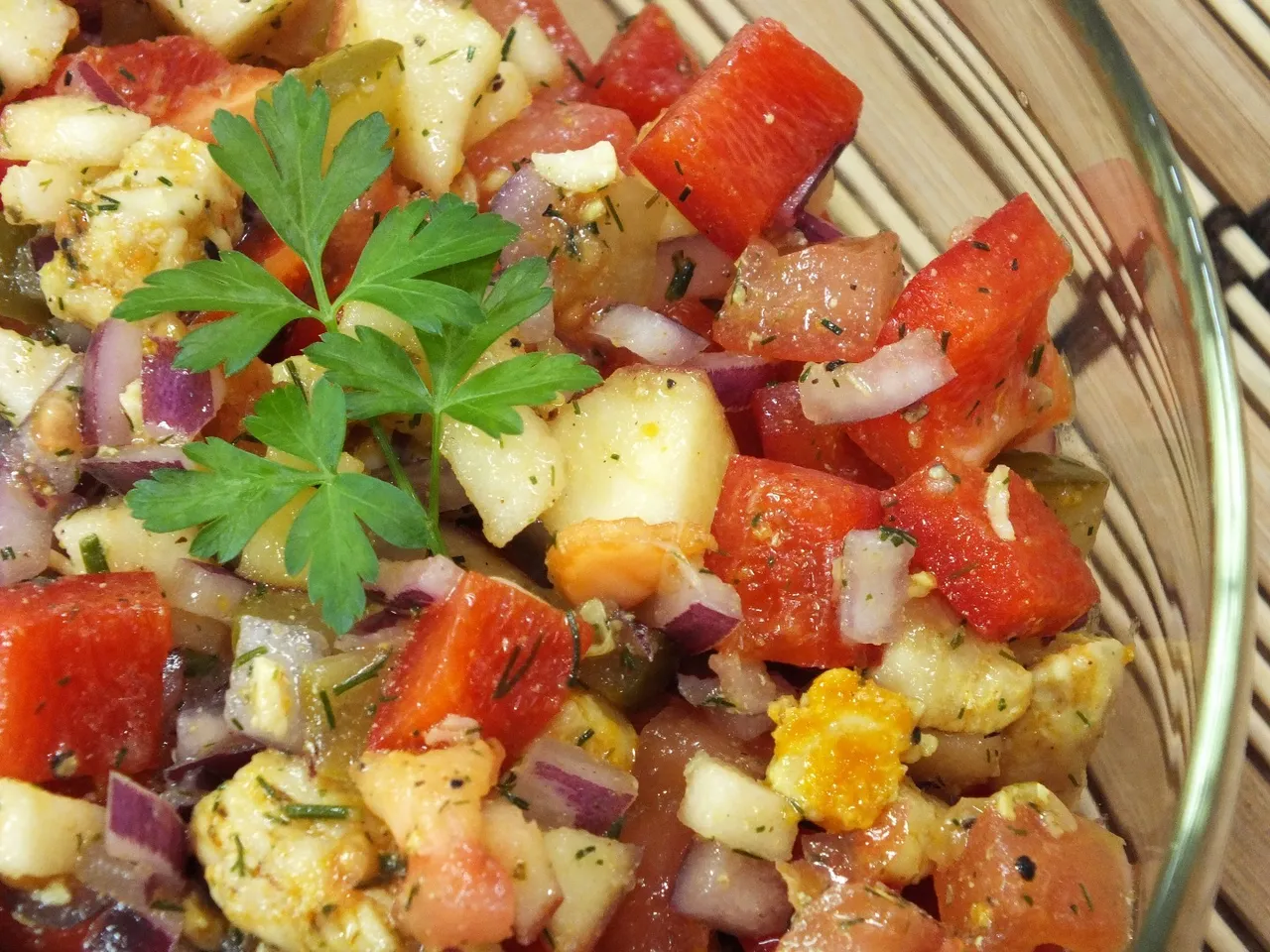 Lekka warzywno-owocowa sałatka z kurczakiem