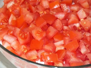 Warstwowa sałatka z brokułem i pomidorem - 11