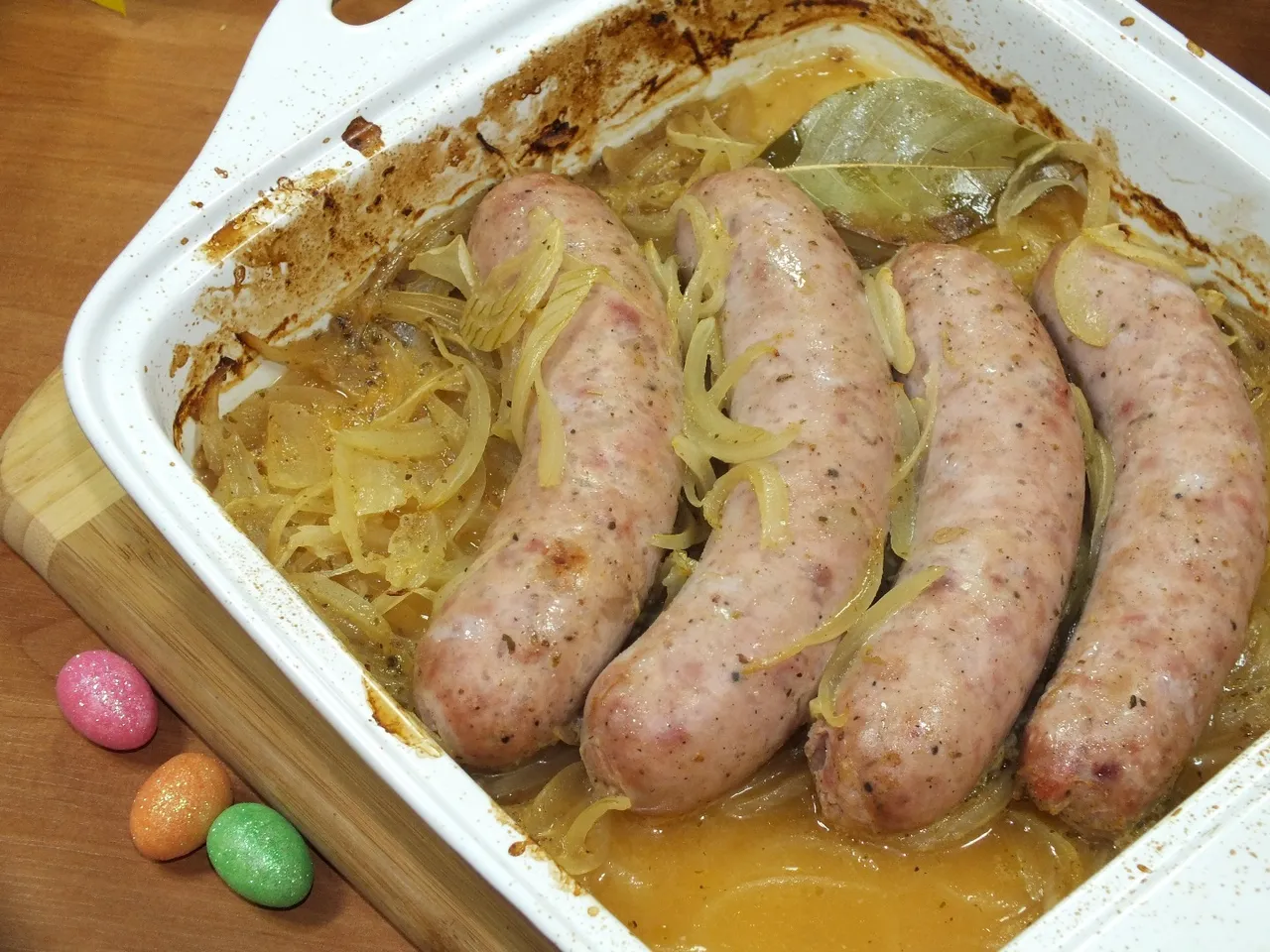 Biała kiełbasa pieczona w piwie