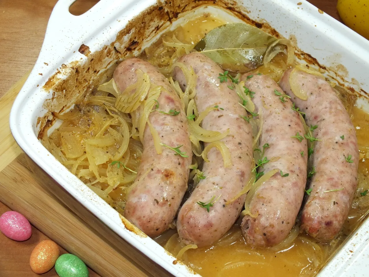 Biała kiełbasa pieczona w piwie
