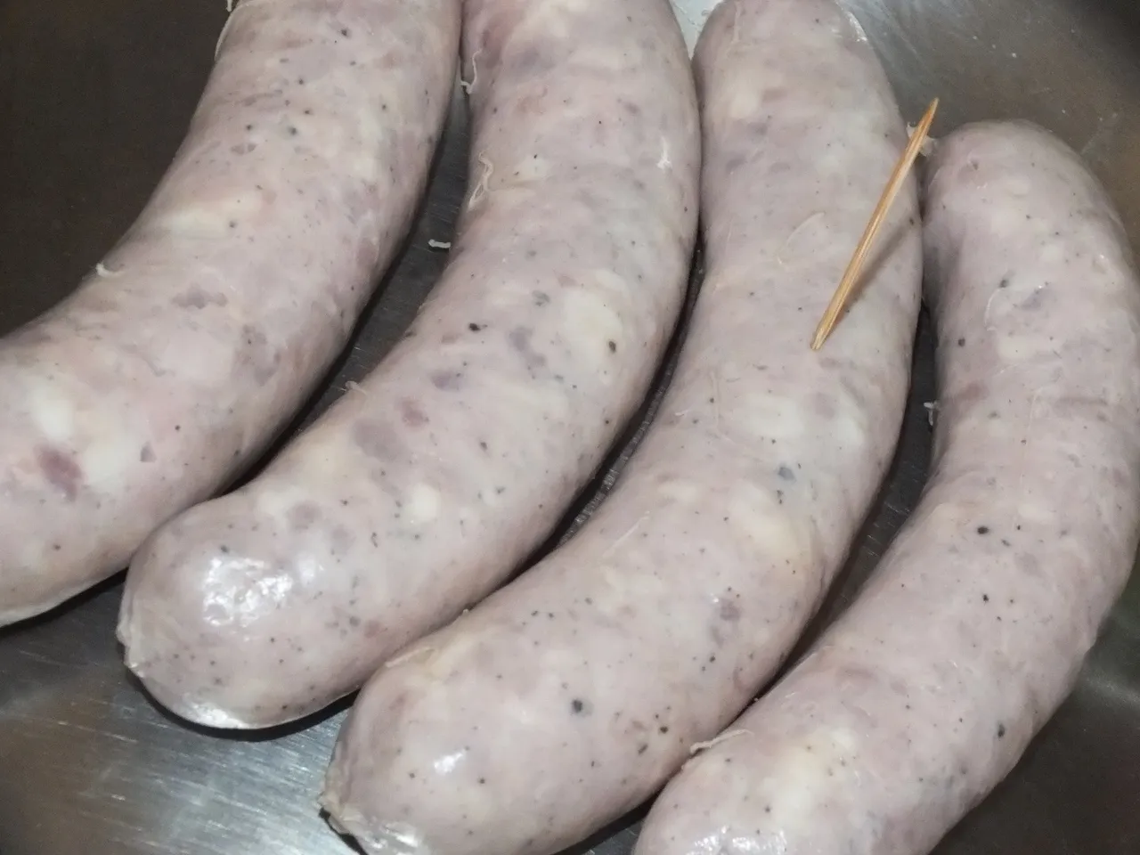 Biała kiełbasa pieczona w piwie