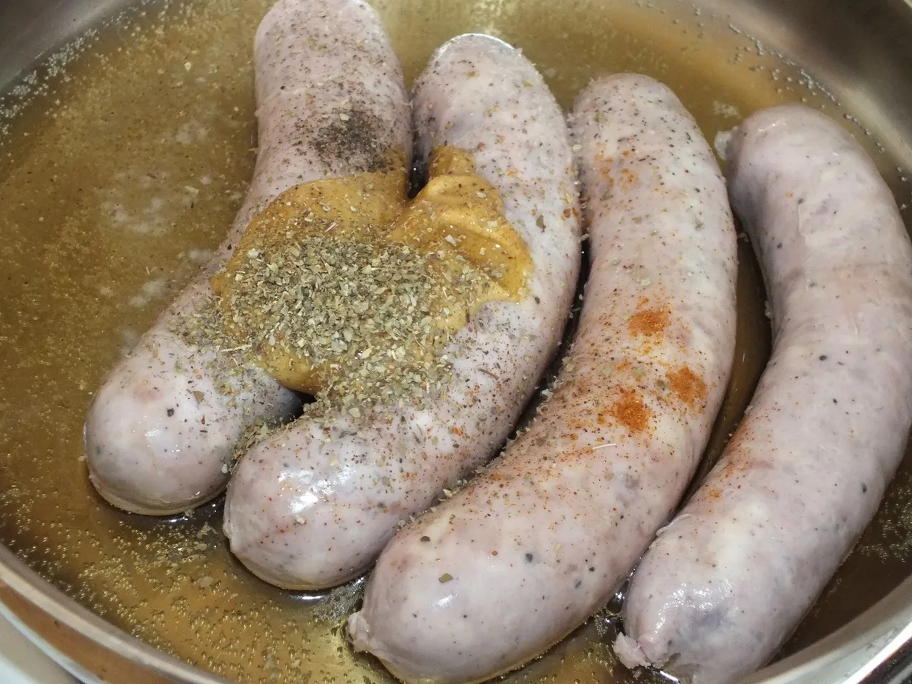 Biała kiełbasa pieczona w piwie