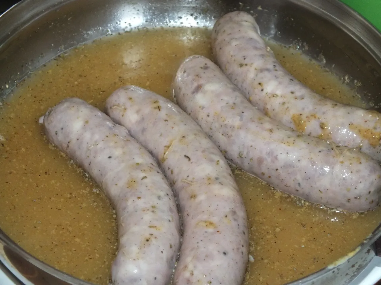 Biała kiełbasa pieczona w piwie