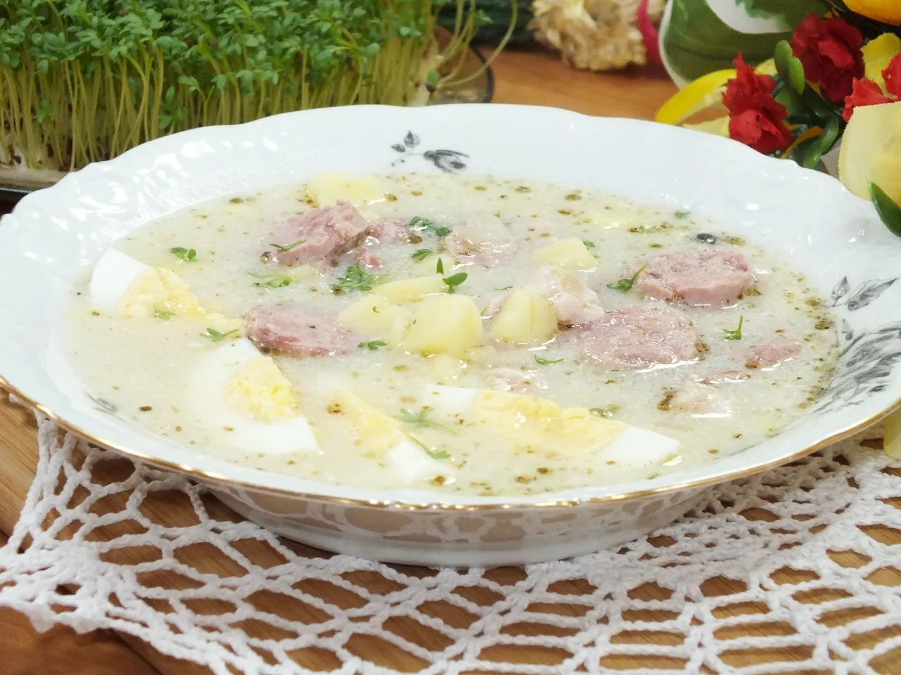 Żurek z białą kiełbasą i wędzonym boczkiem