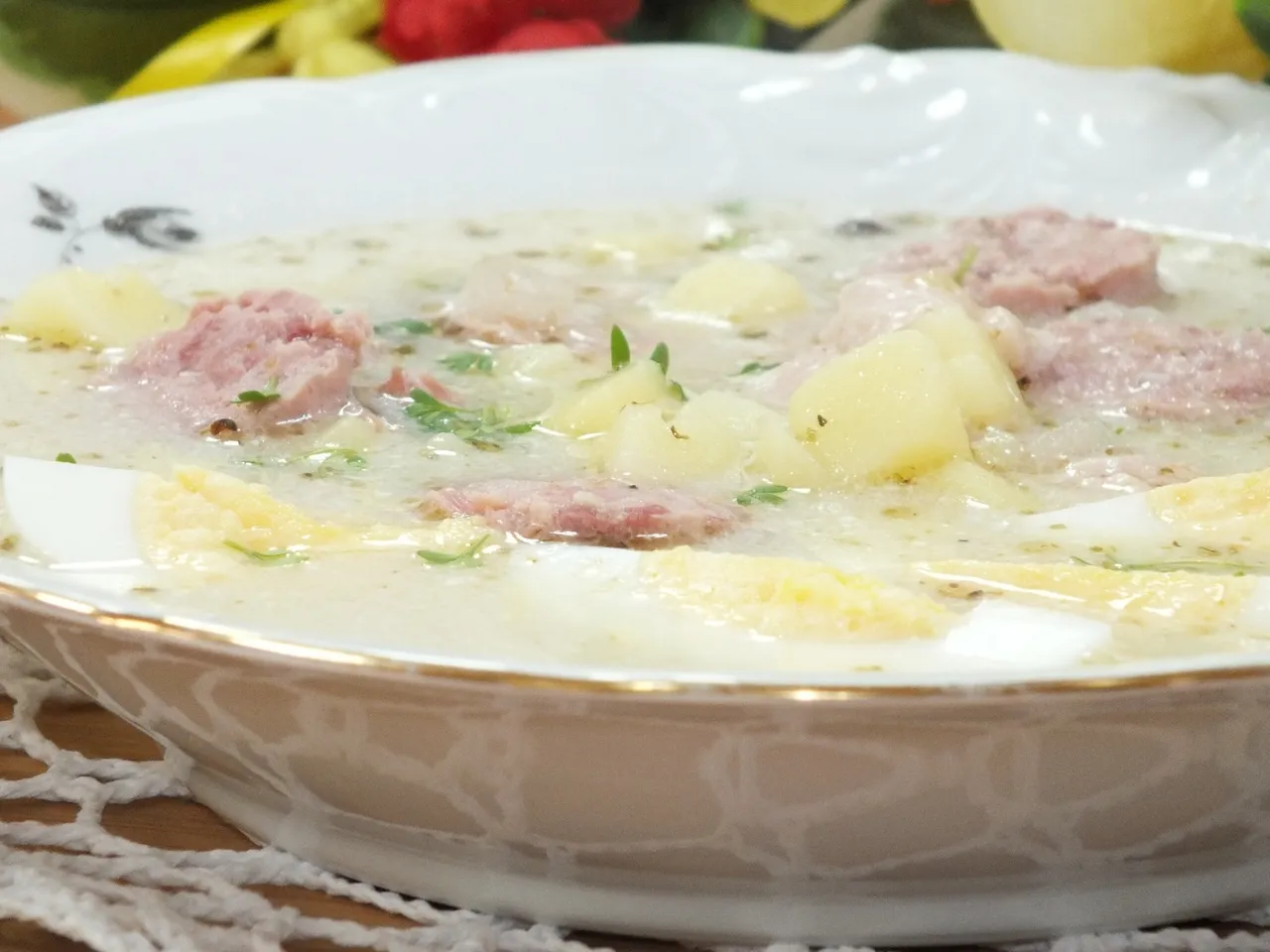 Żurek z białą kiełbasą i wędzonym boczkiem
