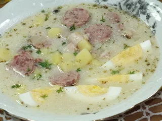 Żurek z białą kiełbasą i wędzonym boczkiem - 4