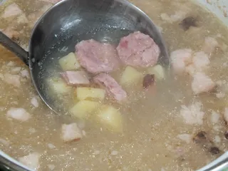 Żurek z białą kiełbasą i wędzonym boczkiem - 9