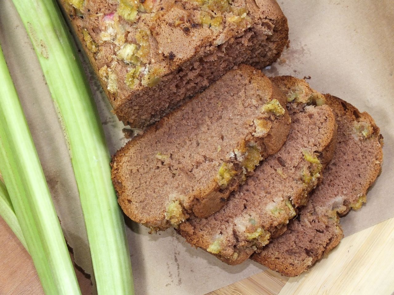 Kakaowa babka z rabarbarem