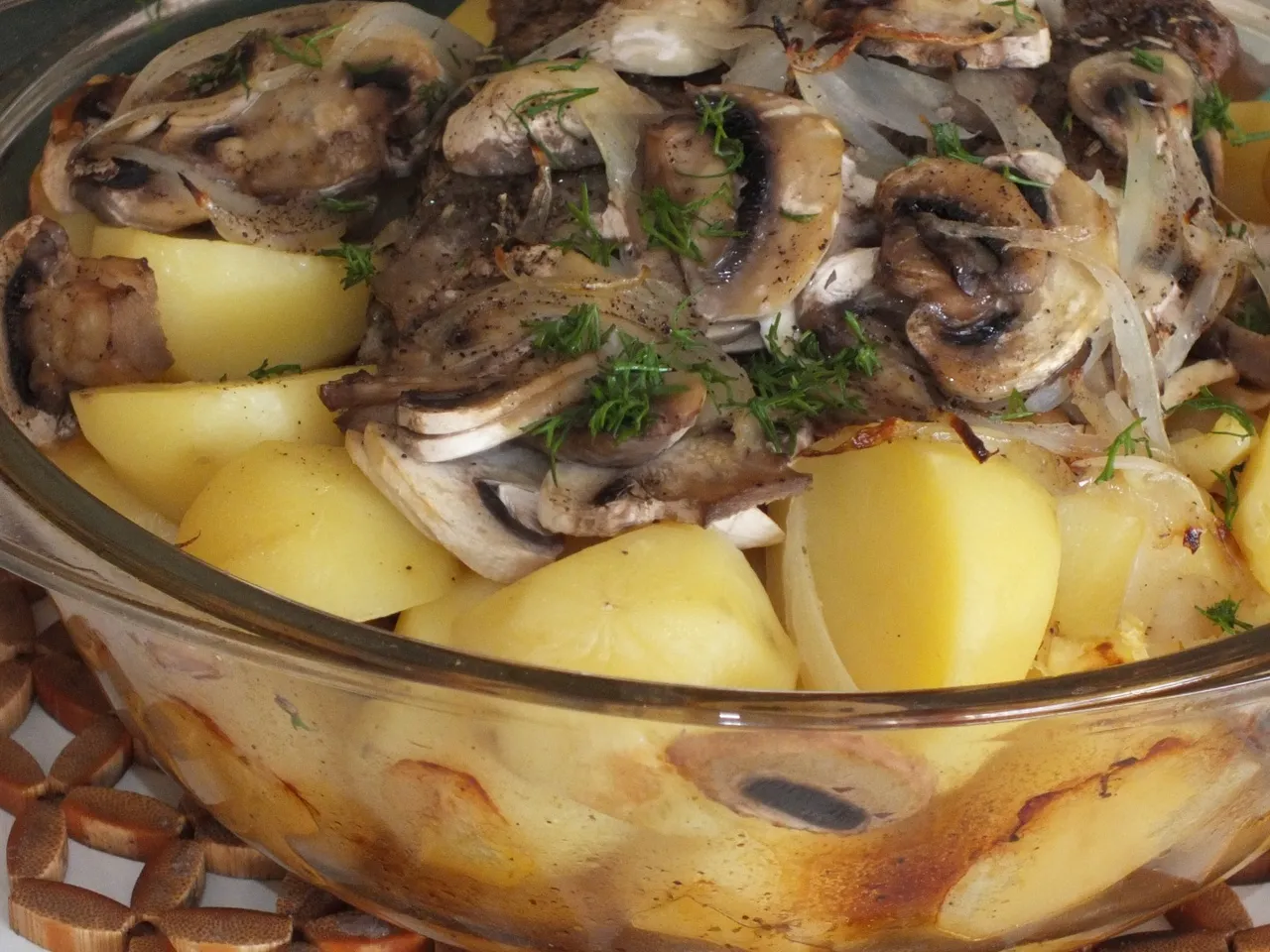 Schab z kością pieczony razem z ziemiankami i pieczarkami