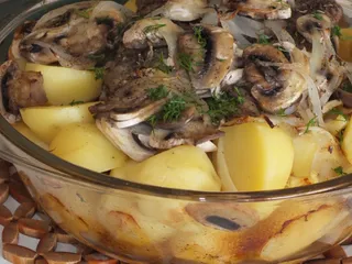 Schab z kością pieczony razem z ziemiankami i pieczarkami - 2