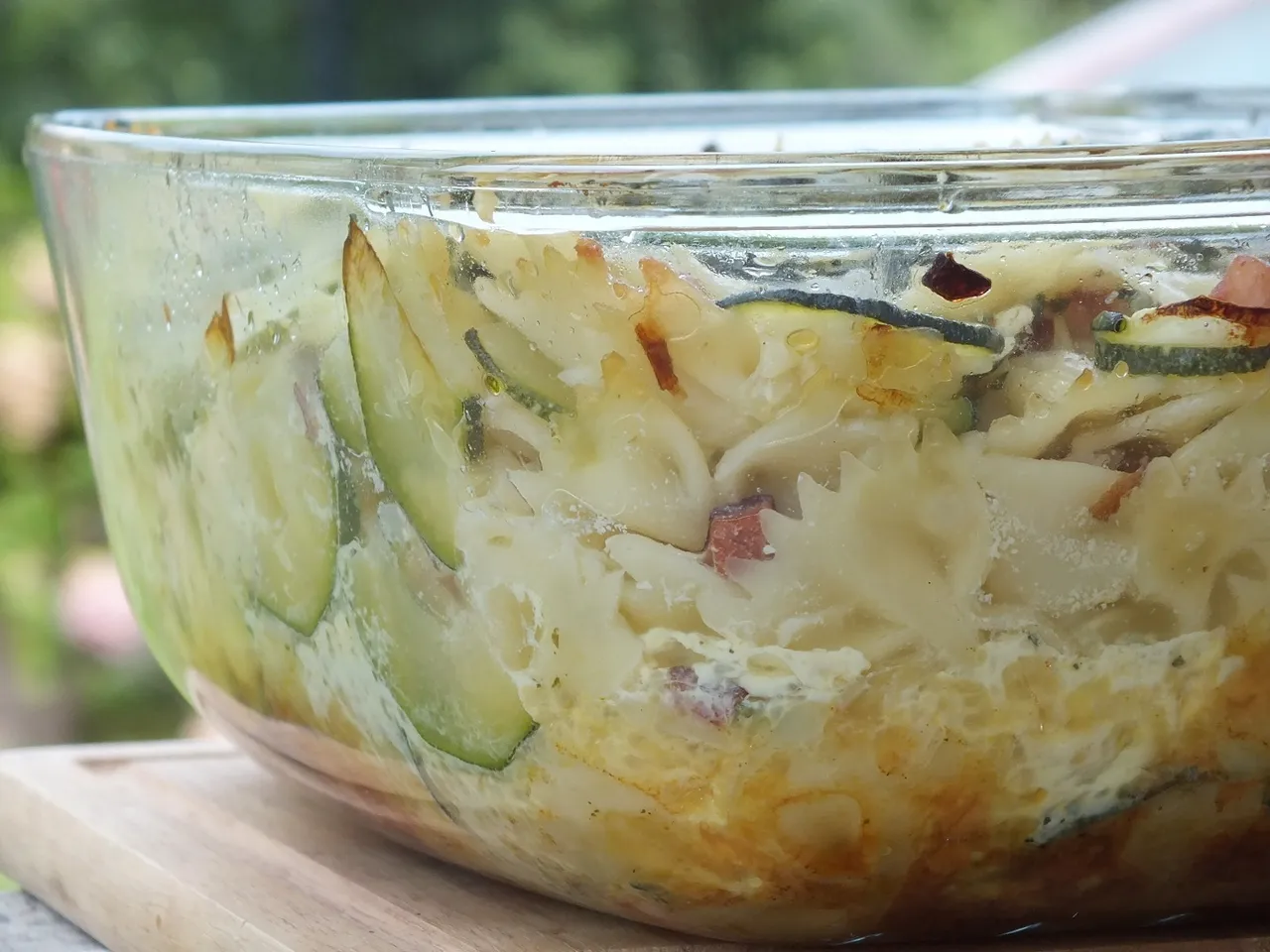 Zapiekanka makaronowa z boczkiem i cukinią