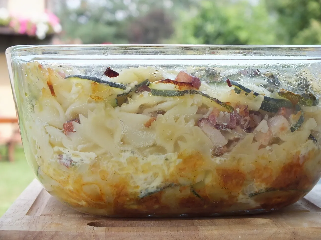 Zapiekanka makaronowa z boczkiem i cukinią