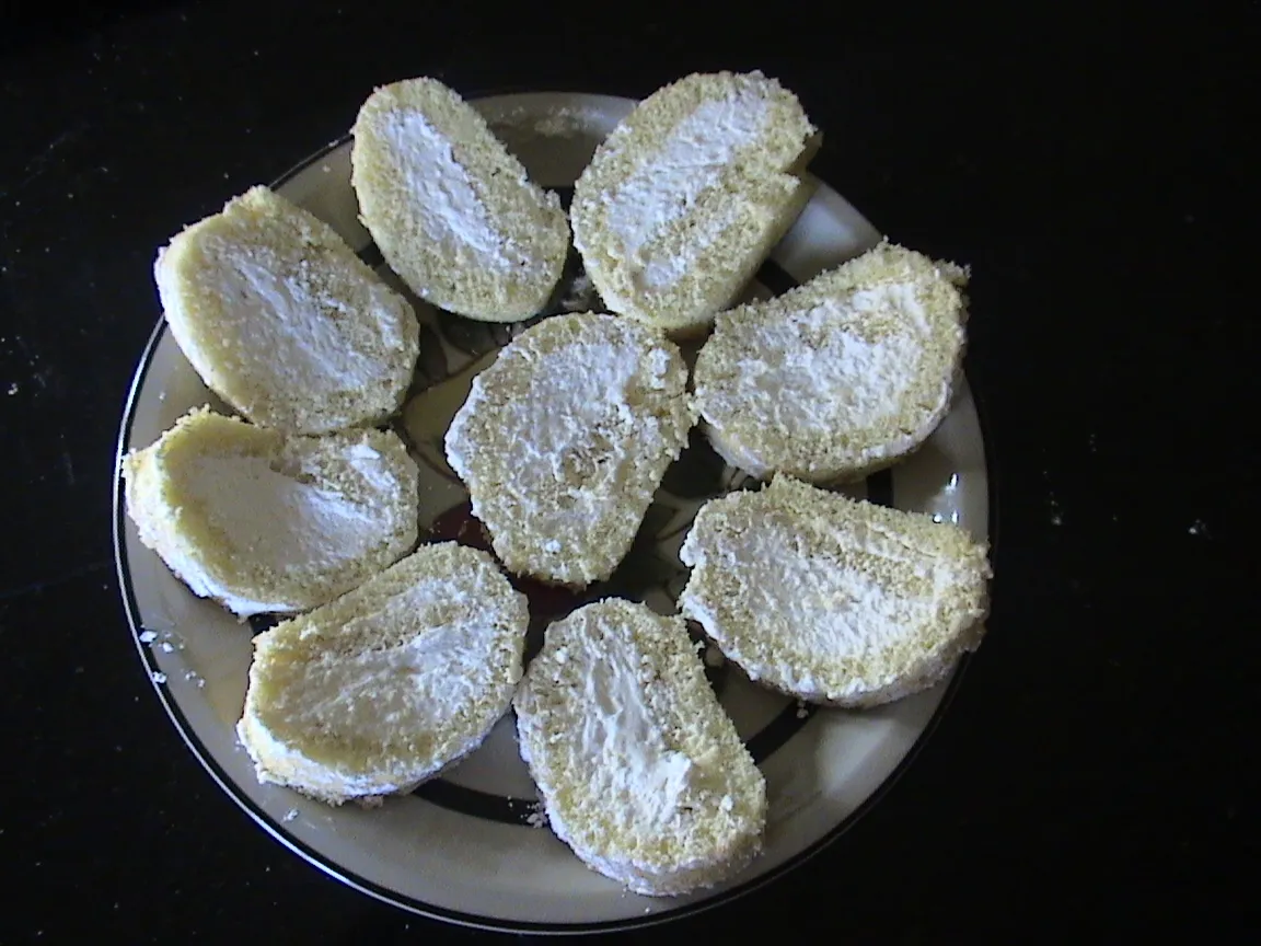 Rolada nadziewana cytrynową bitą śmietaną