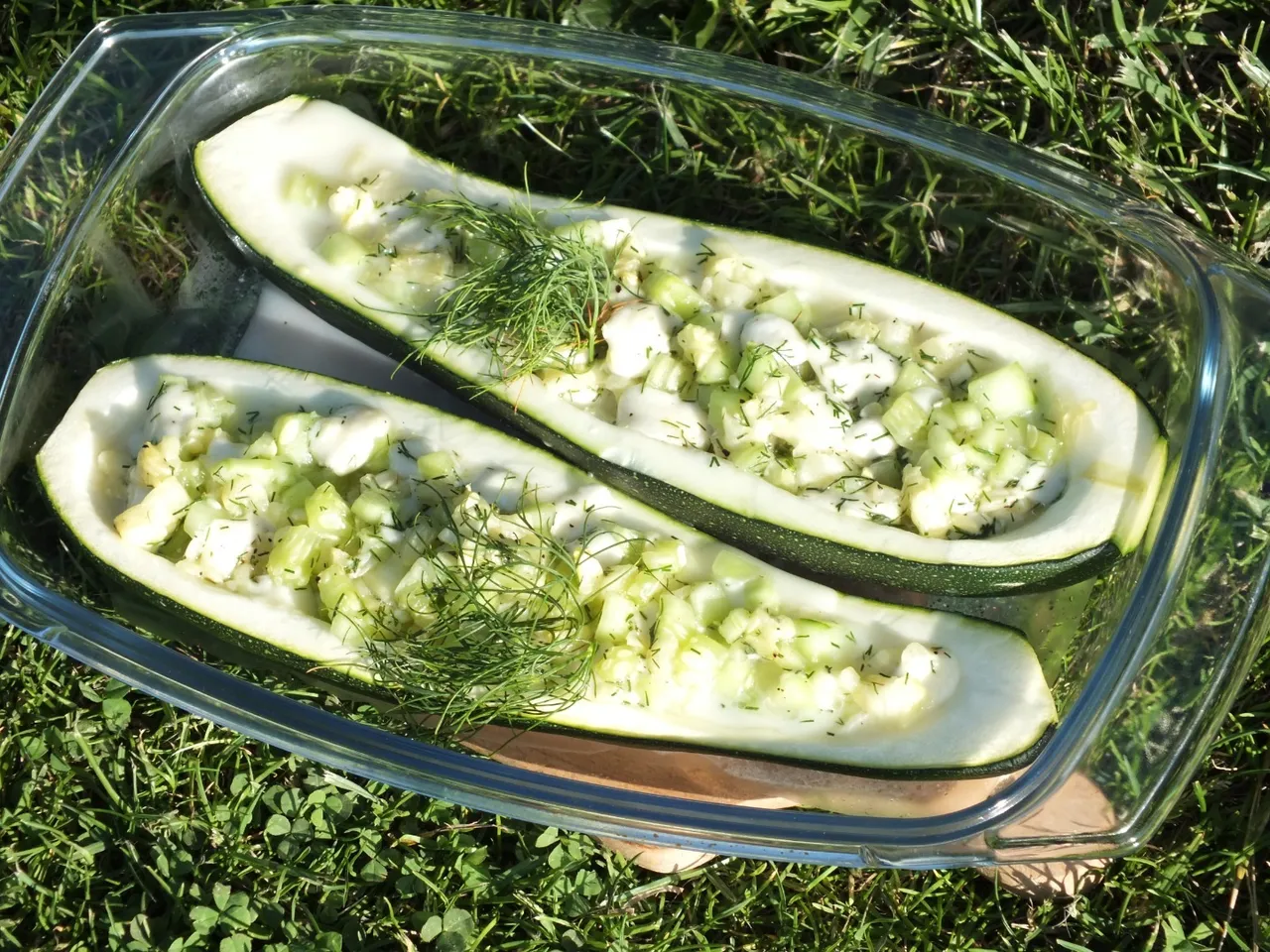 Cukinia faszerowana zielonym ogórkiem i mozzarellą