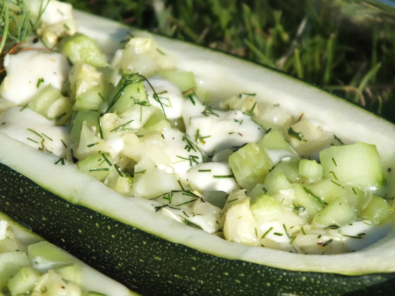 Cukinia faszerowana zielonym ogórkiem i mozzarellą