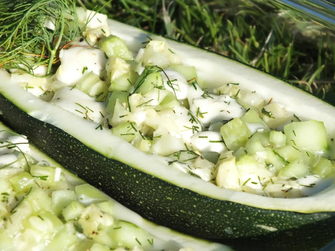 Cukinia faszerowana zielonym ogórkiem i mozzarellą