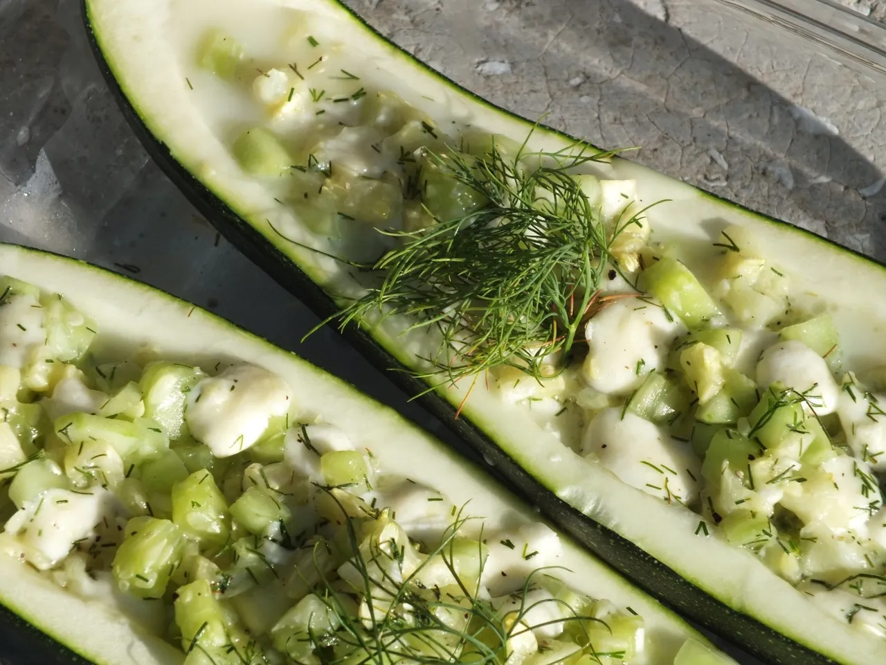 Cukinia faszerowana zielonym ogórkiem i mozzarellą