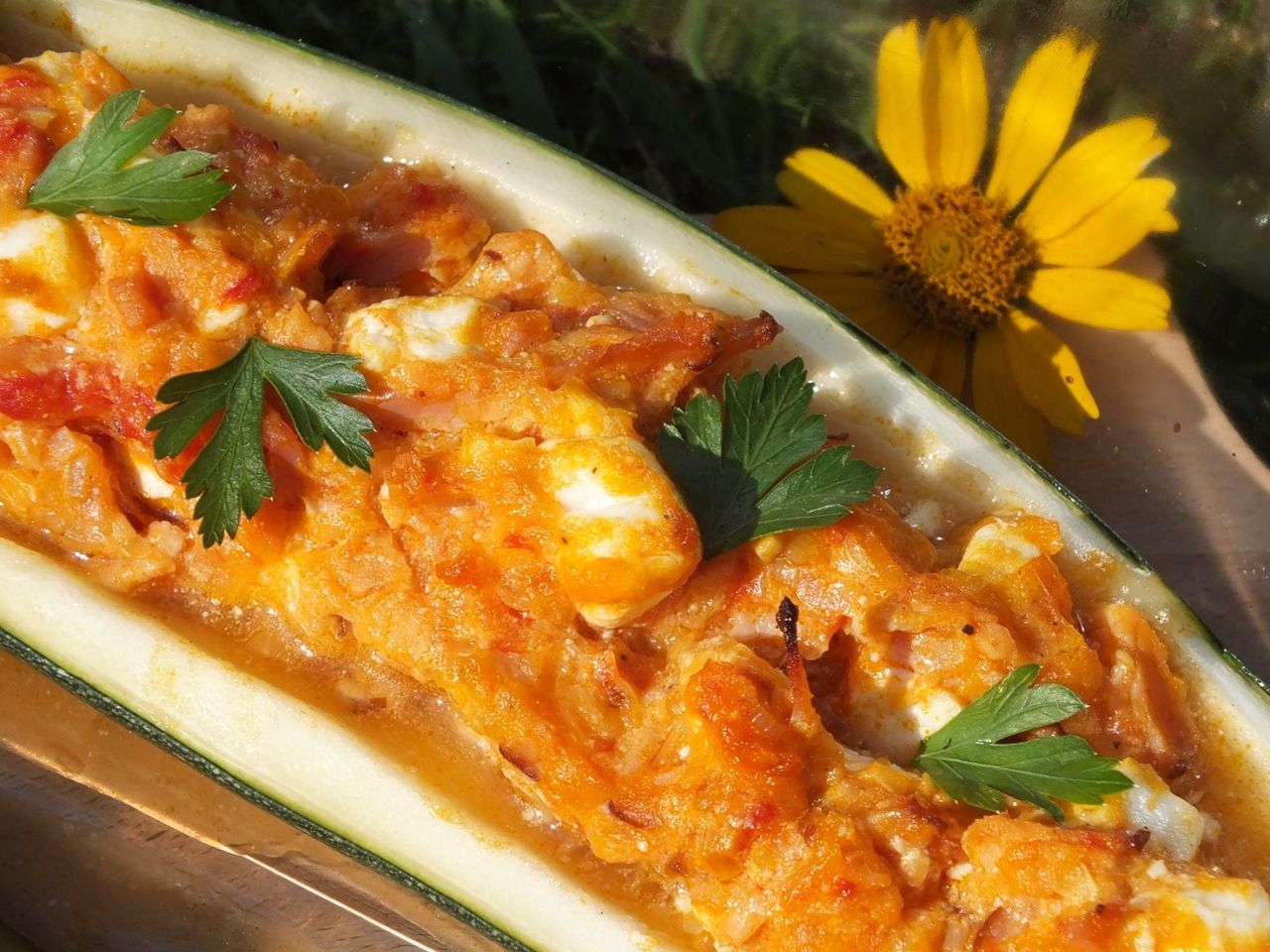 Cukinia faszerowana serem Feta i szynką