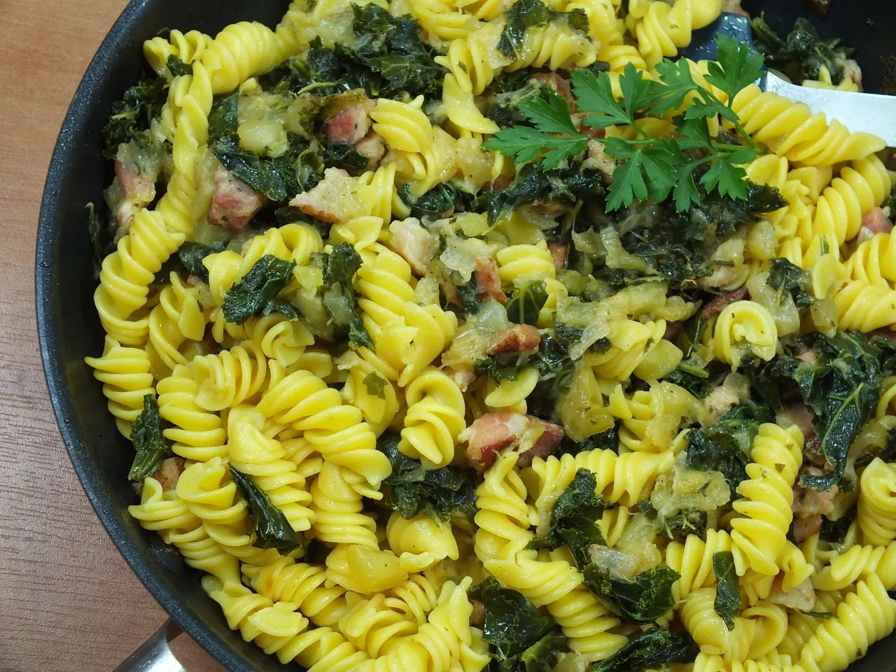 Makaron z boczkiem, cukinią i jarmużem
