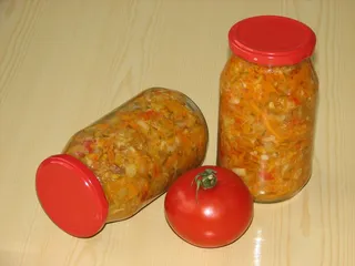 Sałatka z kapustą i ogórkami na zimę