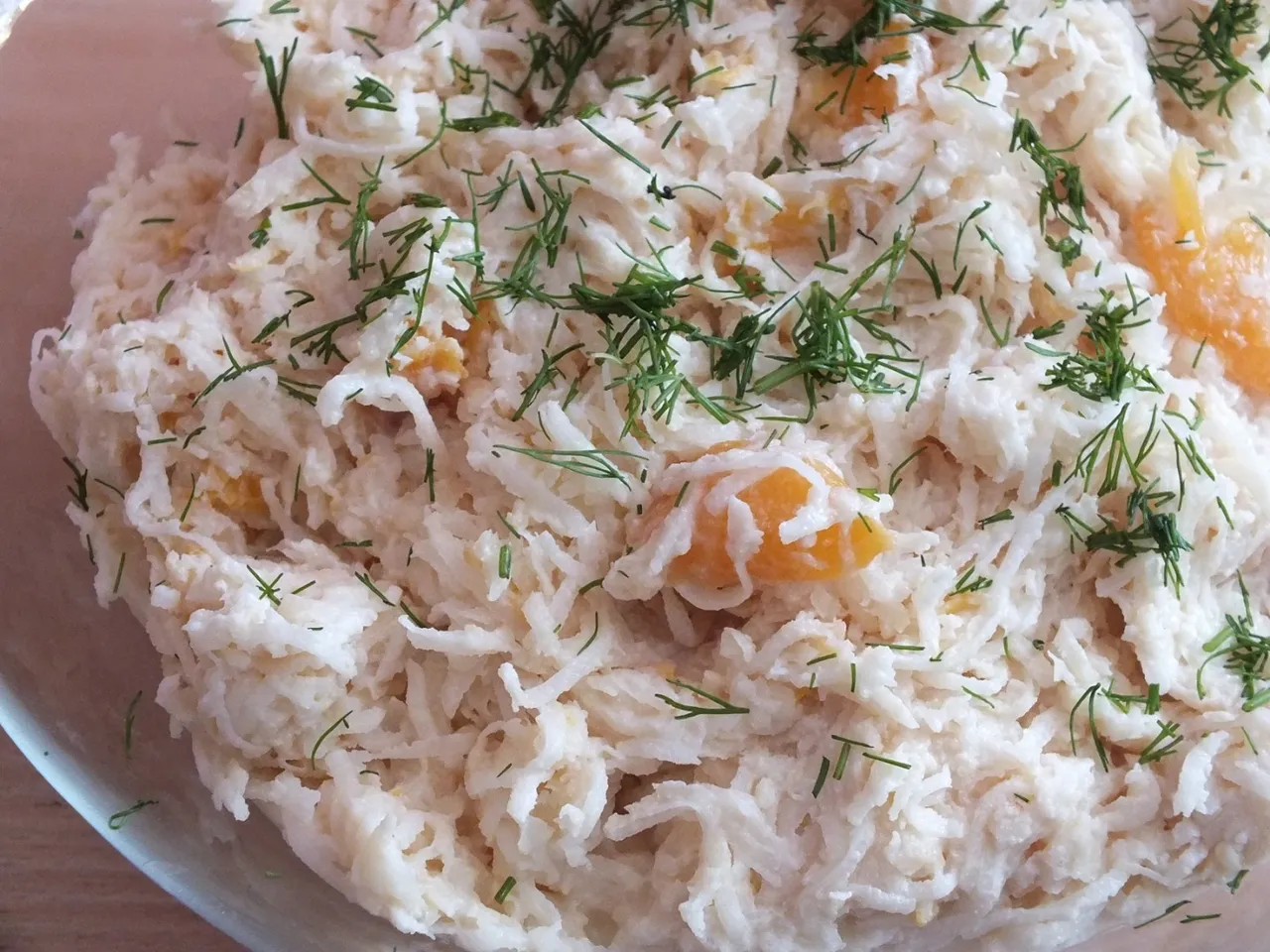 Surówka z selera i brzoskwini