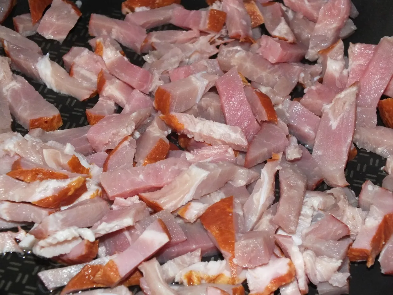 Makaronowe danie z cukinią, boczkiem i słonecznikiem
